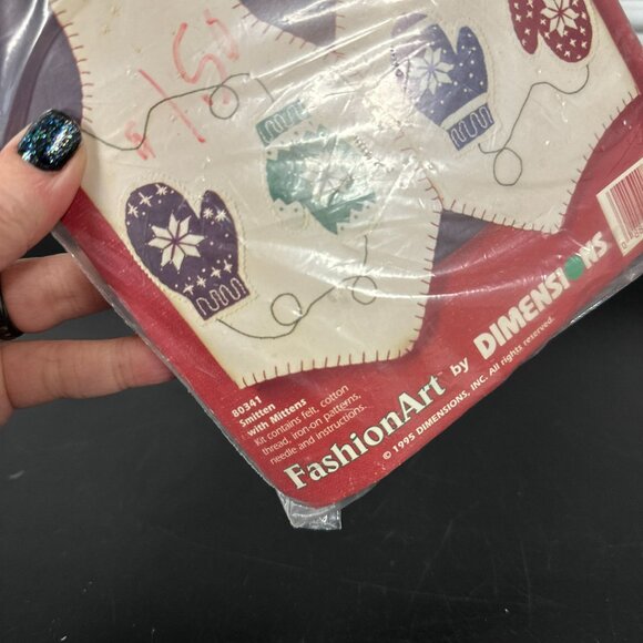 Vtg 90s Dimensions 80341 Smitten Mittens Fashion Art Felt Vest Applique Kit Xmas - Picture 3 of 4